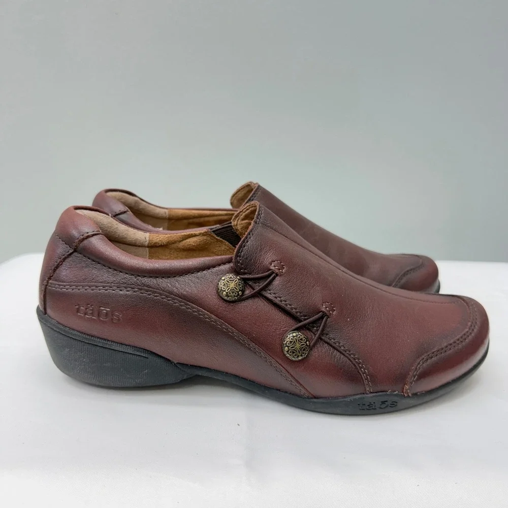 Taos Encore Womens 9.5 Brown Leather Slip On Loafers Shoes Side Button ENC-12750